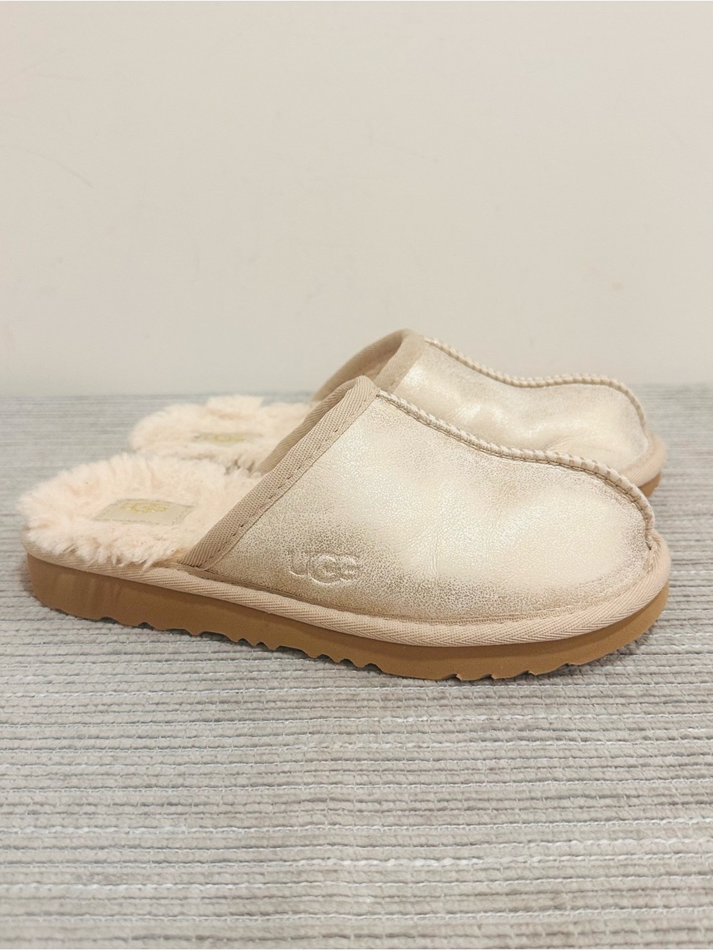 UGG Kids Keegan Metallic Gold Slipper Shoes 1139810K Size US 2 / EU 33.5